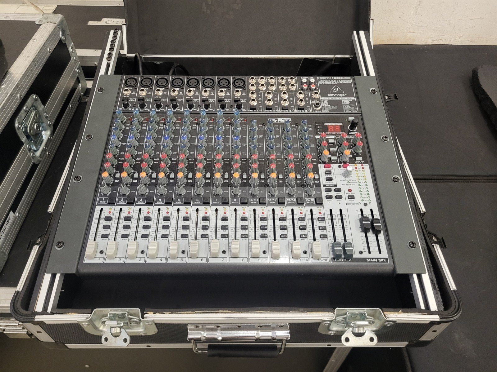 Behringer Xenyx X2222USB mengpaneel inclusief flightcase, Ophalen, Gebruikt, 20 kanalen of meer, Microfooningang