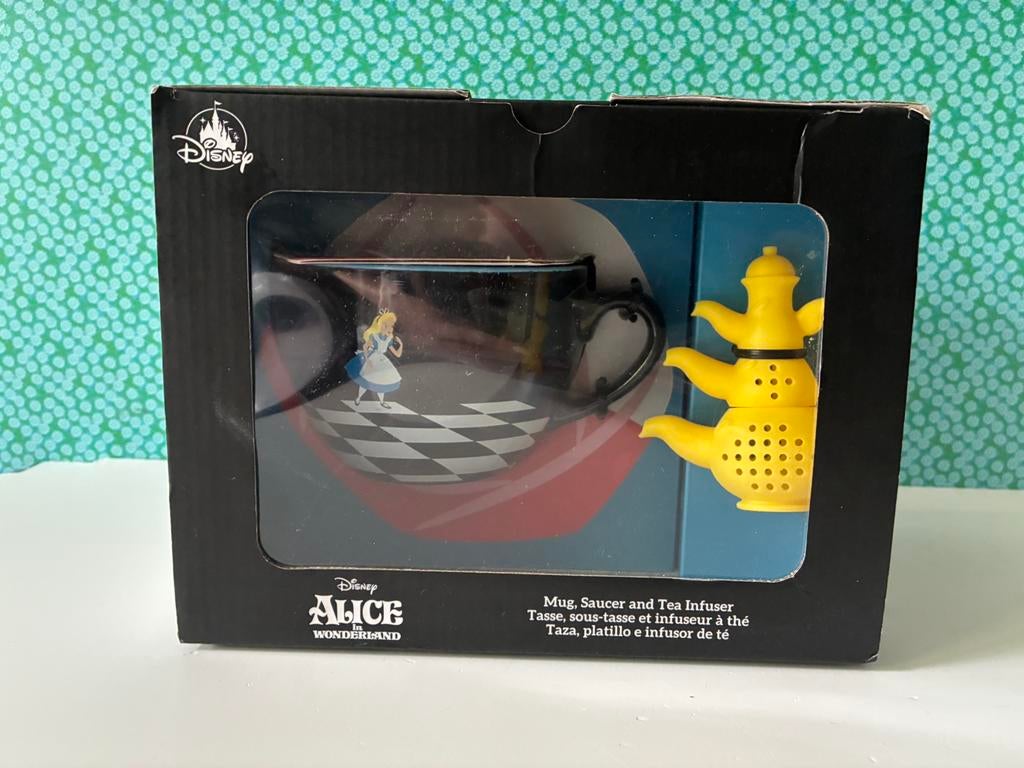 Disney’s Alice in Wonderland thee set in doos, Overige figuren, Ophalen of Verzenden, Nvt, Nvt