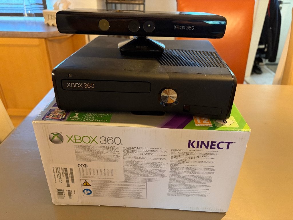 Xbox 360 Slim + Kinect + 3 Controllers + 30+ Games, Ophalen, Met kinect, Met 3 controllers of meer, 250 GB