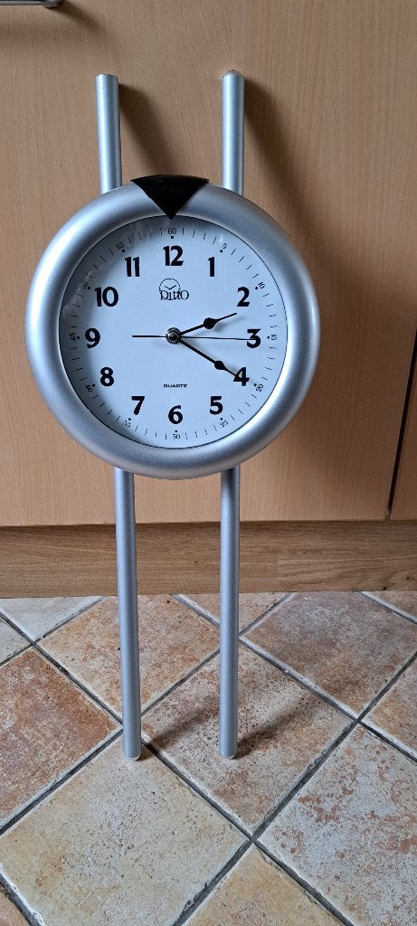 te koop licht grijze wandklok 66 cm lang en 25 cm in doorsne, Ophalen of Verzenden, Zo goed als nieuw, Wandklok