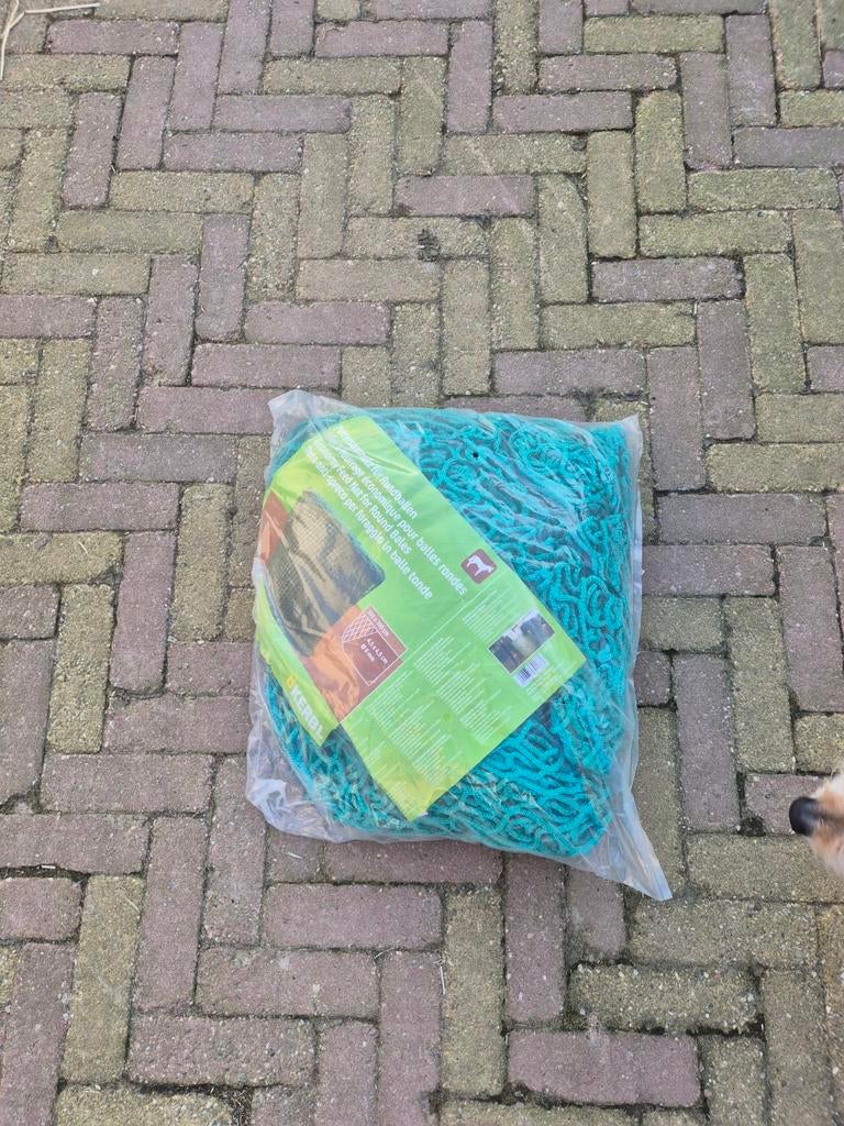 Ronde slowfeeder, Weidegang, 2 of 3 paarden of pony's