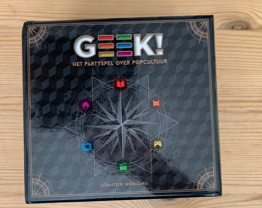Geek! Partyspel spel met 4 soorten missie kaarten, Ophalen of Verzenden, Zo goed als nieuw