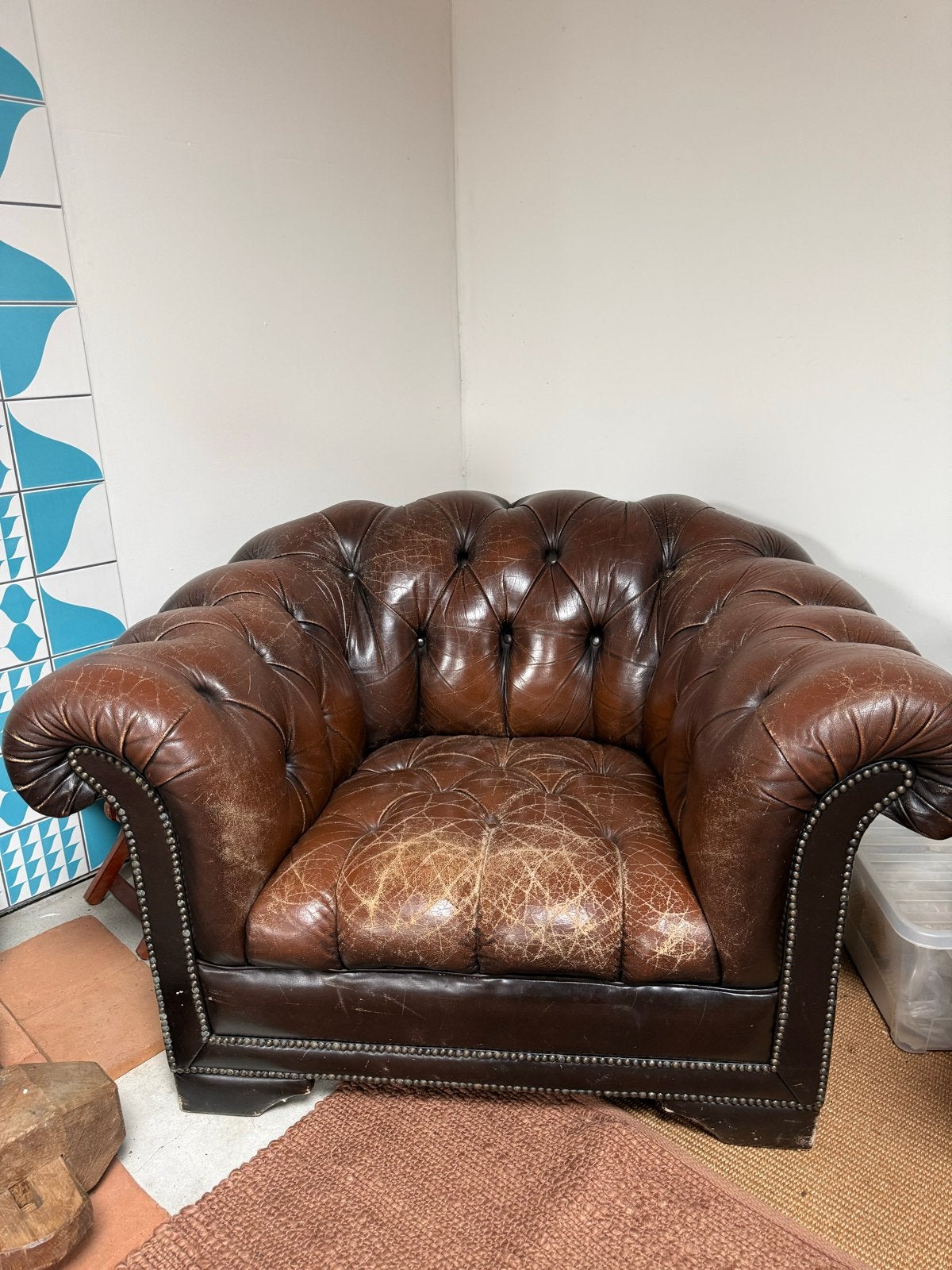 Vintage Chesterfield club fauteuil - Bruin leer, Ophalen, Gebruikt, Leer, 75 tot 100 cm