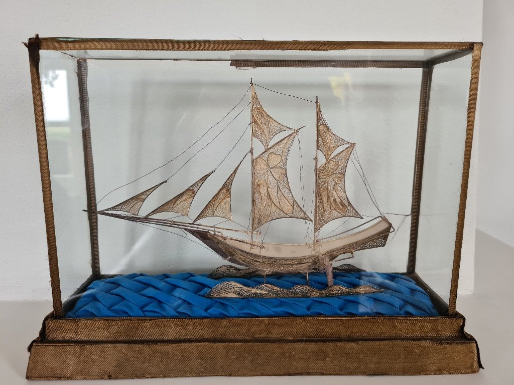Filigrain zilveren zeilboot in glazen vitrine h. 24 b. 33 cm, Ophalen of Verzenden, Zilver