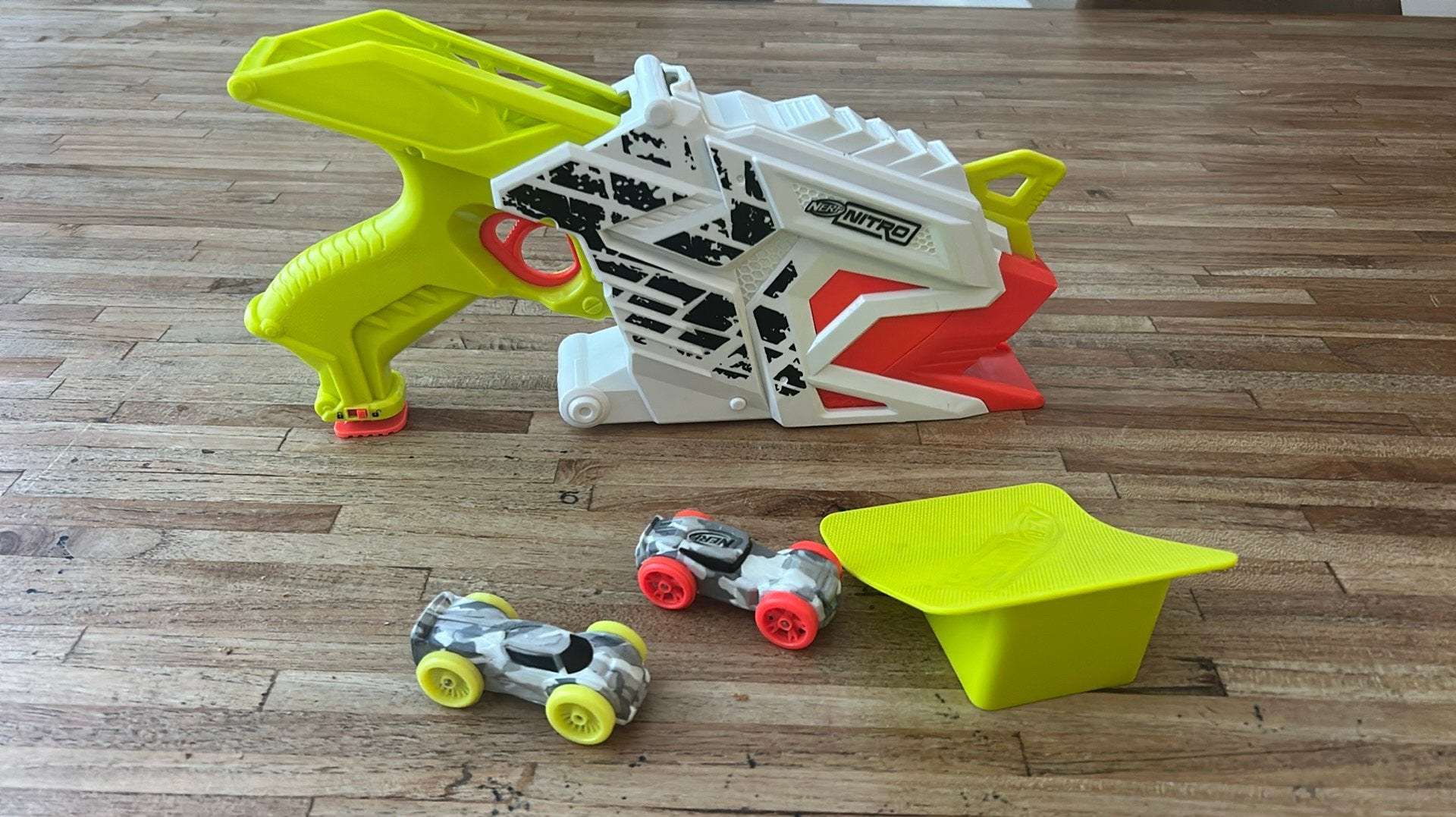 Nerf Nitro Blaster met auto's en schans, Ophalen of Verzenden, Gebruikt, Jongen of Meisje