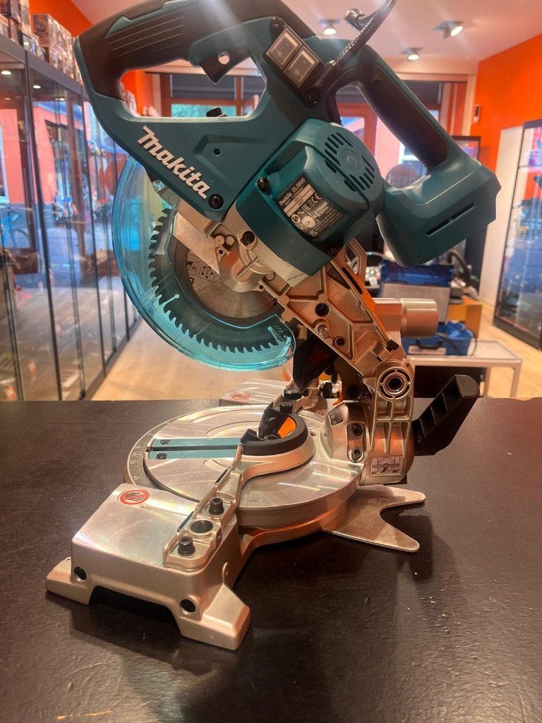 Makita DLS600Z Afkort Accu zaag Nieuwstaat, Cirkelzaag, ., Ophalen of Verzenden, Zo goed als nieuw