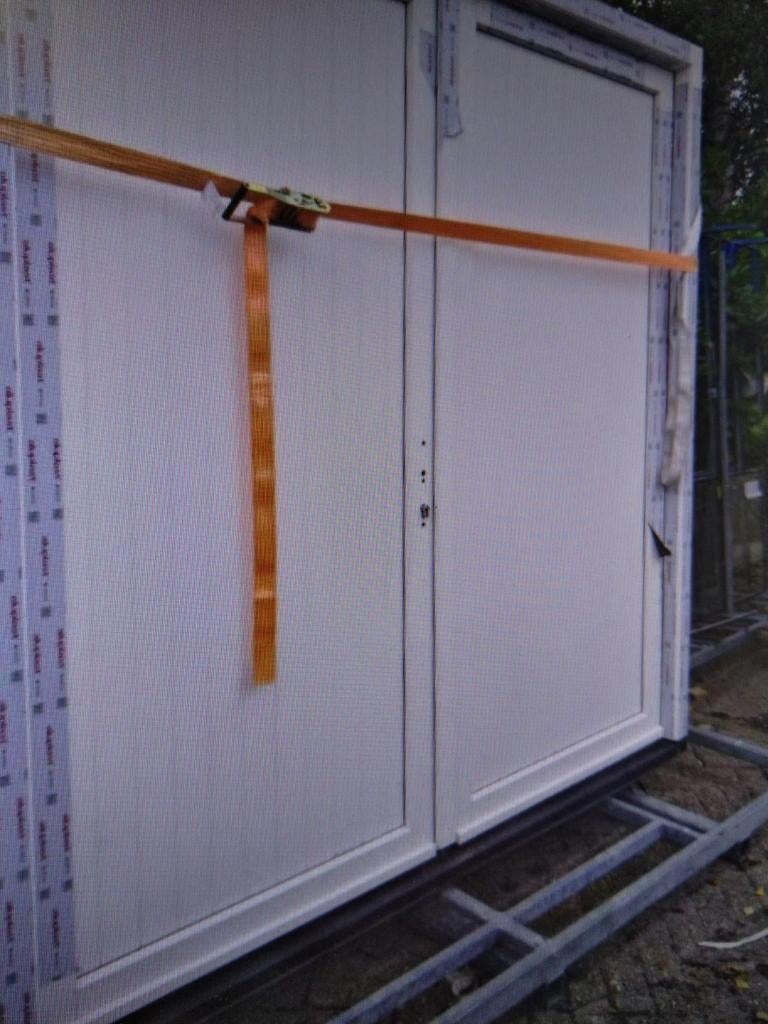 Kunststof kozijn met dubbele garage deuren