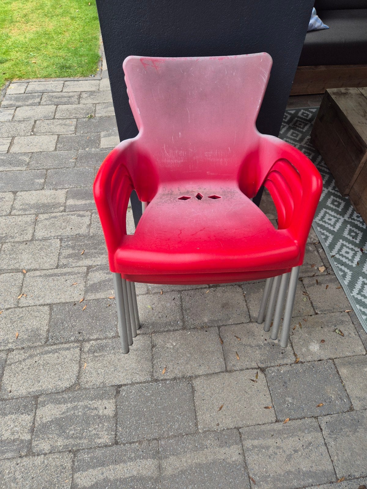 Set van 4 rode kunststof tuinstoelen, Huis en Inrichting, Stoelen, Kunststof, Gebruikt, Tuinstoelen, Stapelbaar, Ophalen of Verzenden