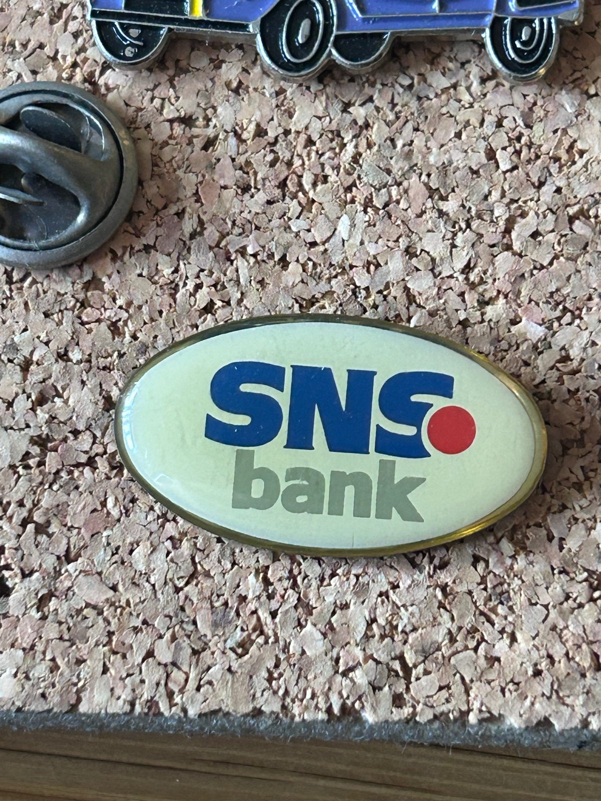 Vintage SNS Bank pin, Ophalen of Verzenden, Gebruikt, Merk, Speldje of Pin