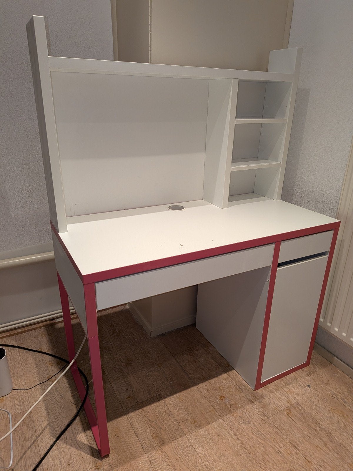 Kinderbureau wit met roze accenten en opbouw, Huis en Inrichting, Bureaus, Gebruikt, Kinderbureau, IKEA, Wit