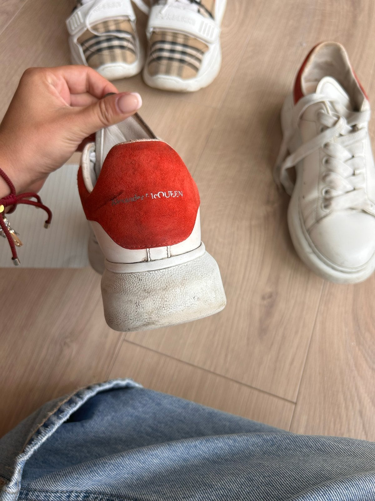 Alexander McQueen sneakers wit met rode hiel, Kleding | Dames, Ophalen of Verzenden, Gedragen, Wit, Sneakers of Gympen