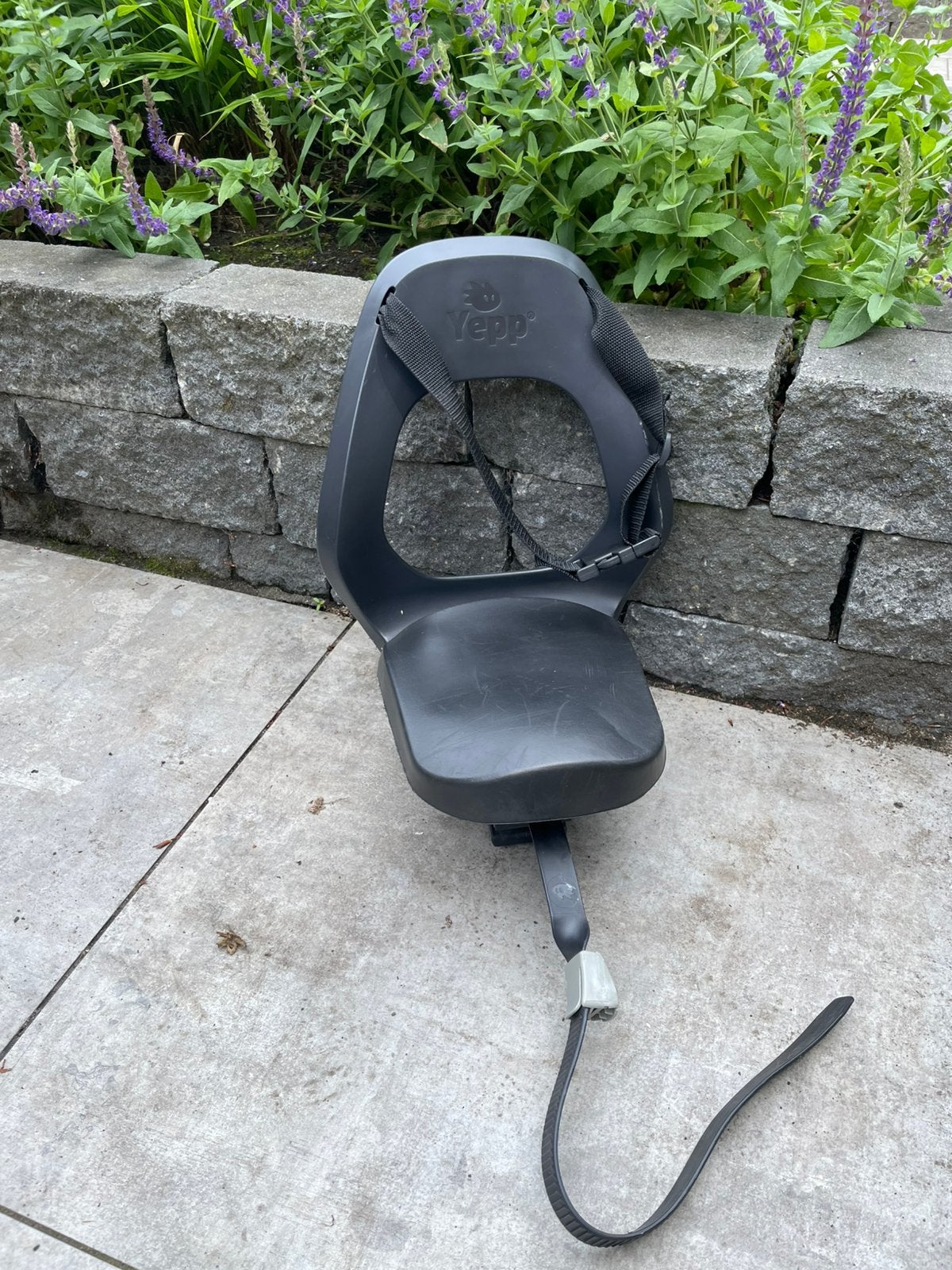 Yepp junior kinderzitje, Fietsen en Brommers, Fietsaccessoires | Fietsstoeltjes, Gebruikt, Achterzitje, 22 t/m 36 kg, Voetsteuntjes