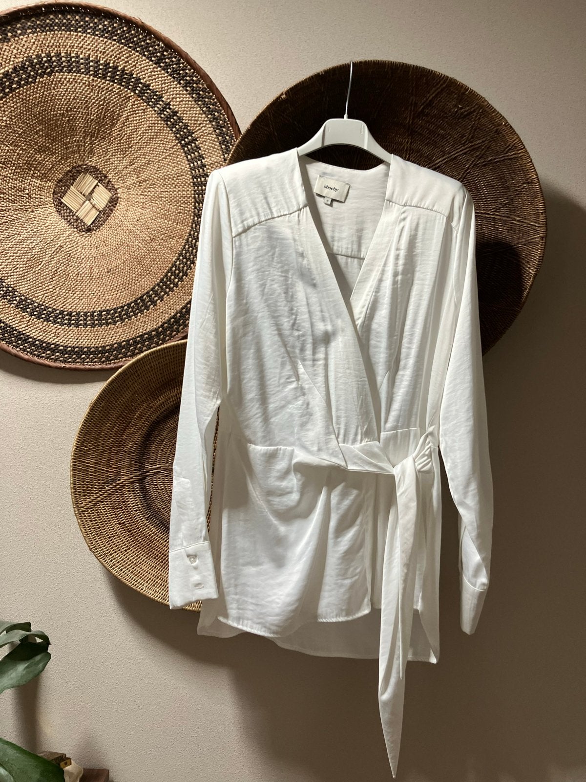 Shoeby Witte Satijnen Wikkelblouse Maat M, Ophalen of Verzenden, Zo goed als nieuw, Maat 38/40 (M), Wit