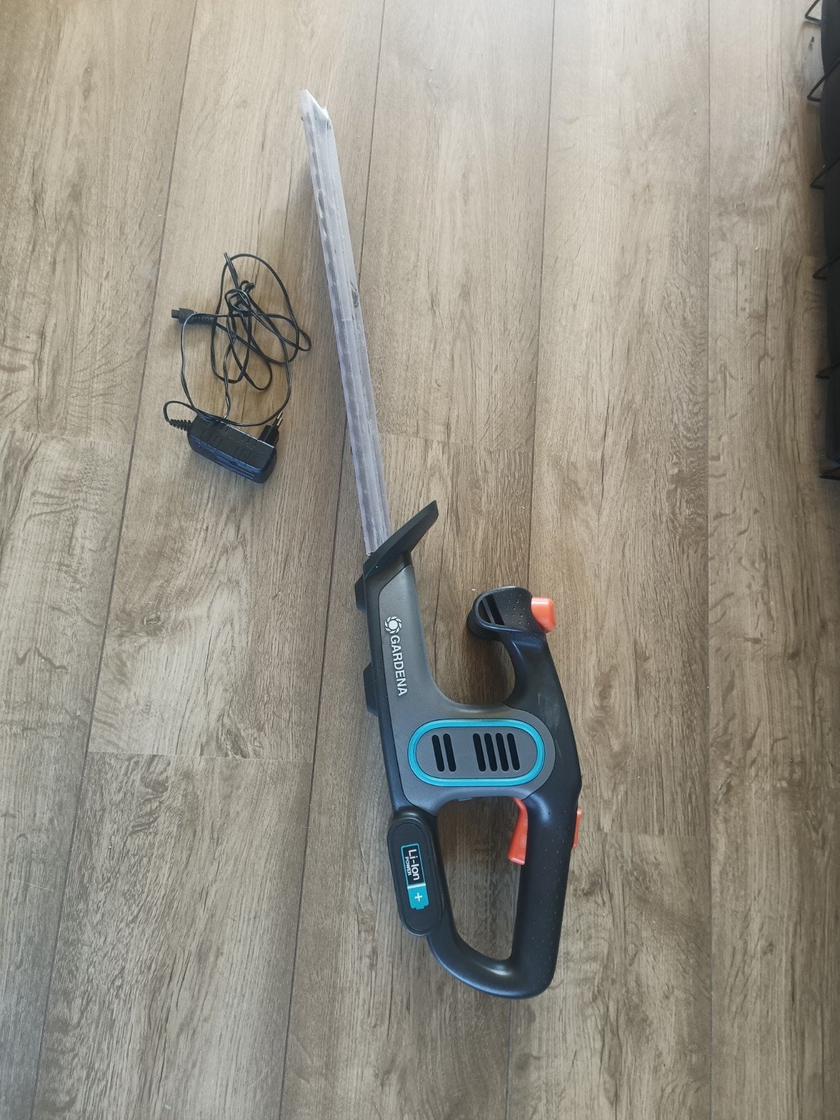 Gardena EasyCut Li heggenschaar met accu en lader, Ophalen of Verzenden, Zo goed als nieuw, Accu, Gardena