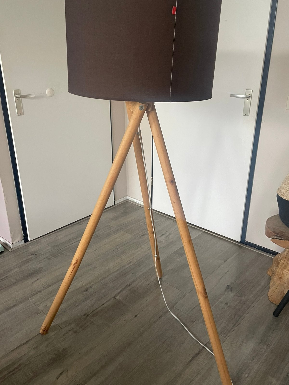 Staande lamp hout met bruine kap, Huis en Inrichting, Lampen | Vloerlampen, Ophalen, Zo goed als nieuw, Hout, 150 tot 200 cm