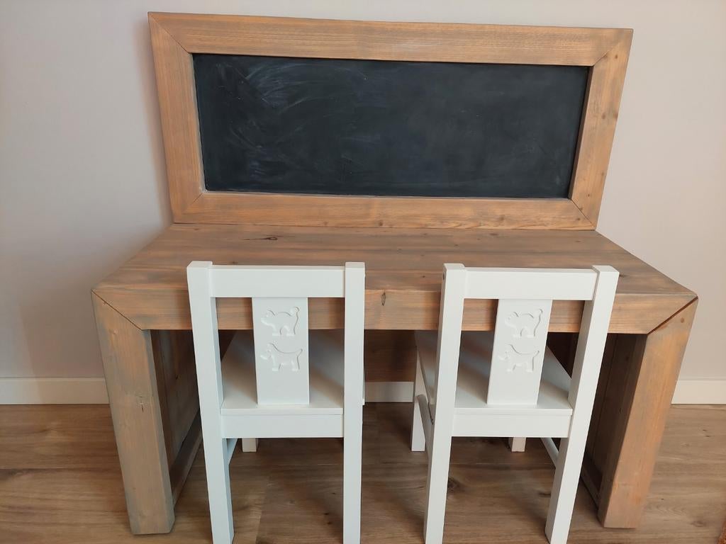 Leuk kinderbureau met krijtbord en 2 witte stoeltjes, Kinderen en Baby's, Kinderkamer | Tafels en Stoelen, Ophalen, Gebruikt, Tafel(s) en Stoel(en)