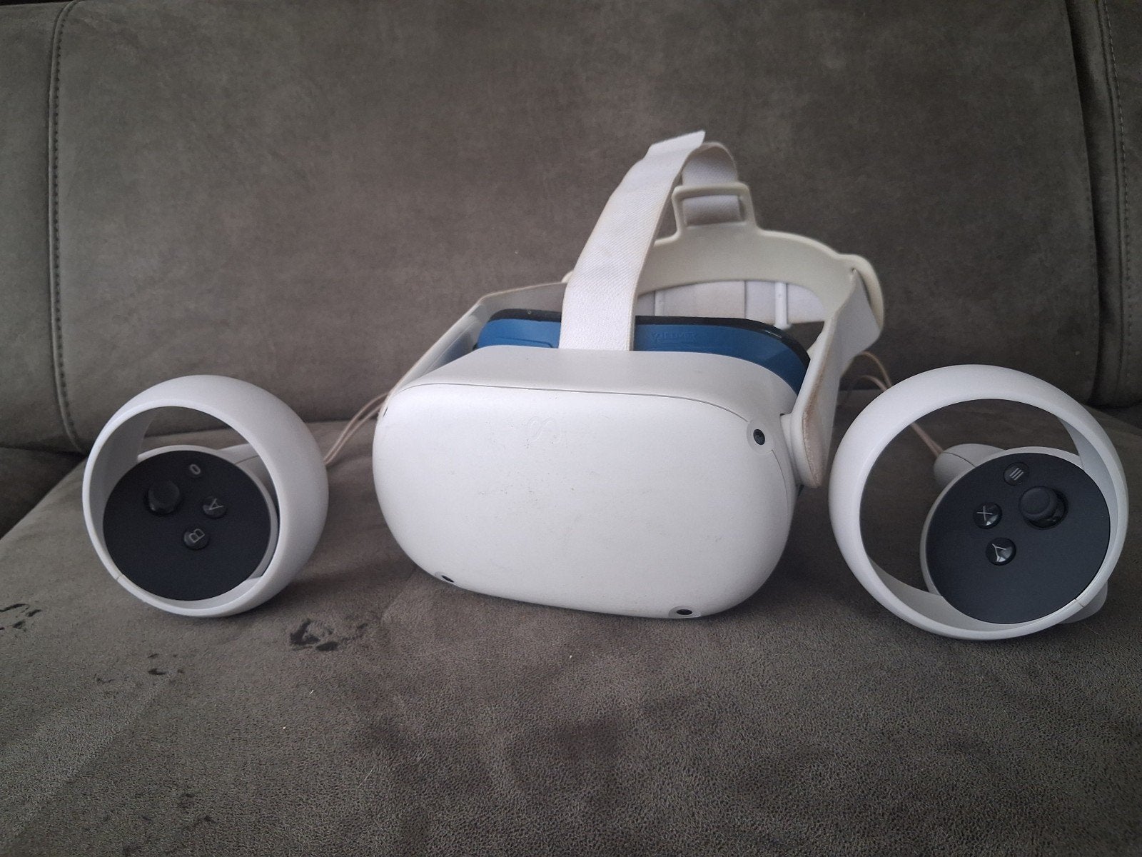 Oculus Quest 2 128GB met controllers + gezichtskussen, Ophalen, Zo goed als nieuw, VR-bril, Overige platformen