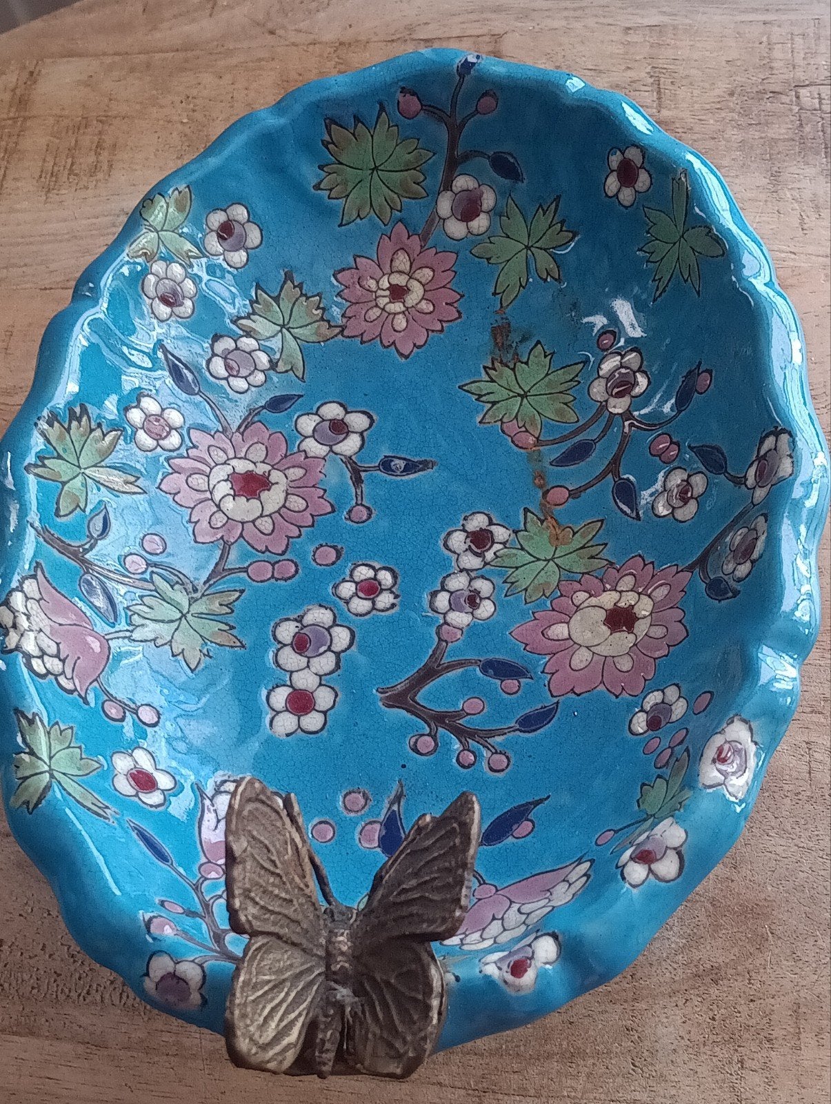 keramiek emaille beschilderde schaal met bronzen vlinder, Handbeschilderd, Porselein of Keramiek, Schaal, Ophalen of Verzenden
