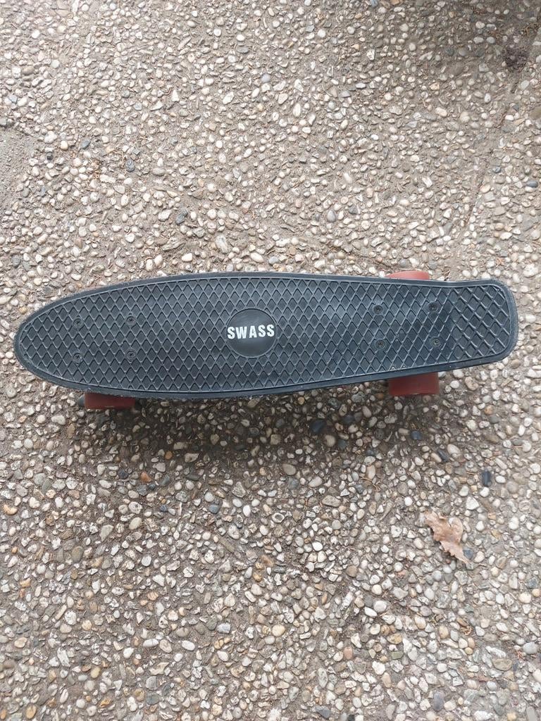 Swass Vinyl Cruiser Skateboard - Zwart met rode wielen, Ophalen, Gebruikt, Skateboard