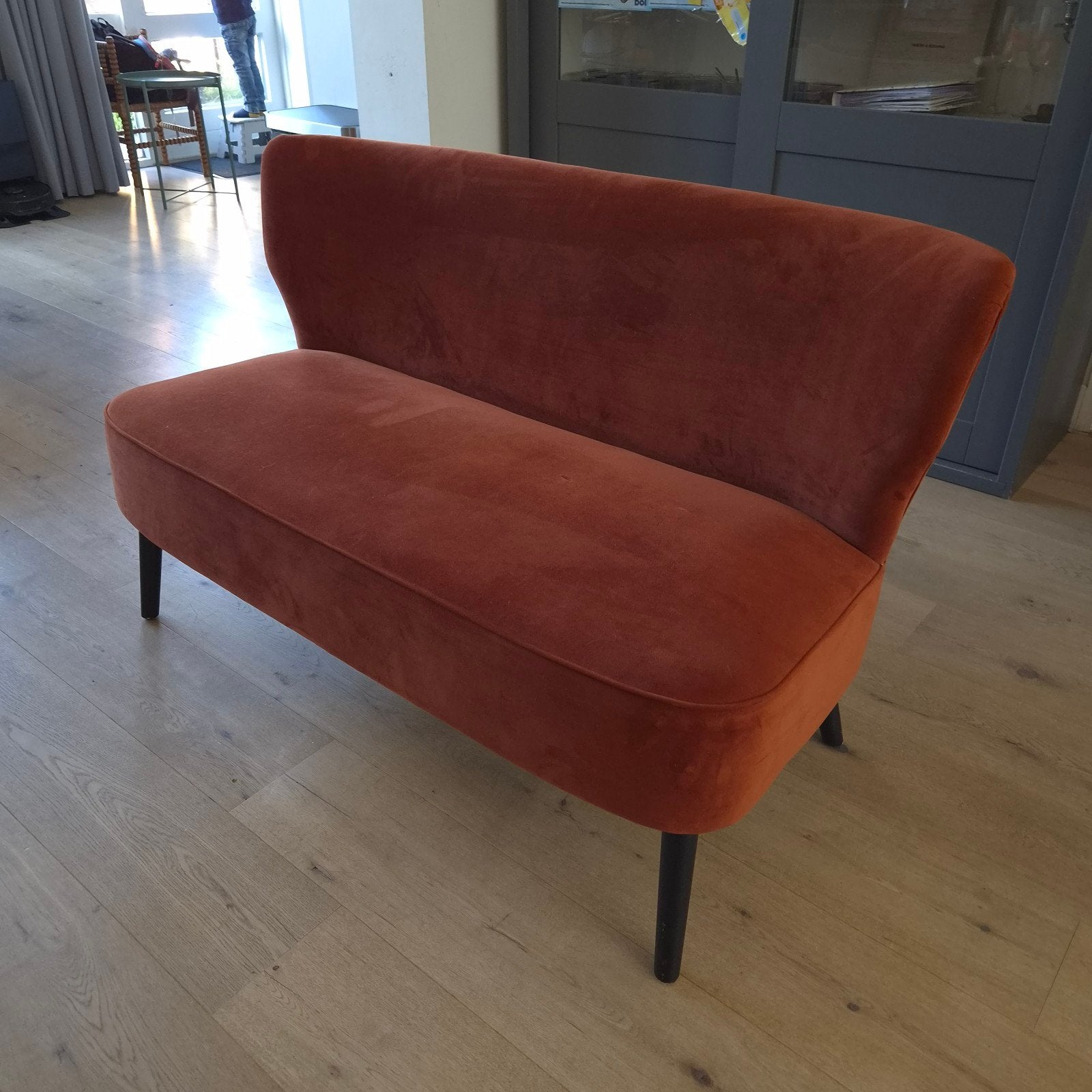 Stijlvolle tweepersoonsbank in terracotta velours, Ophalen, Modern, Retro, Gebruikt, Minder dan 75 cm