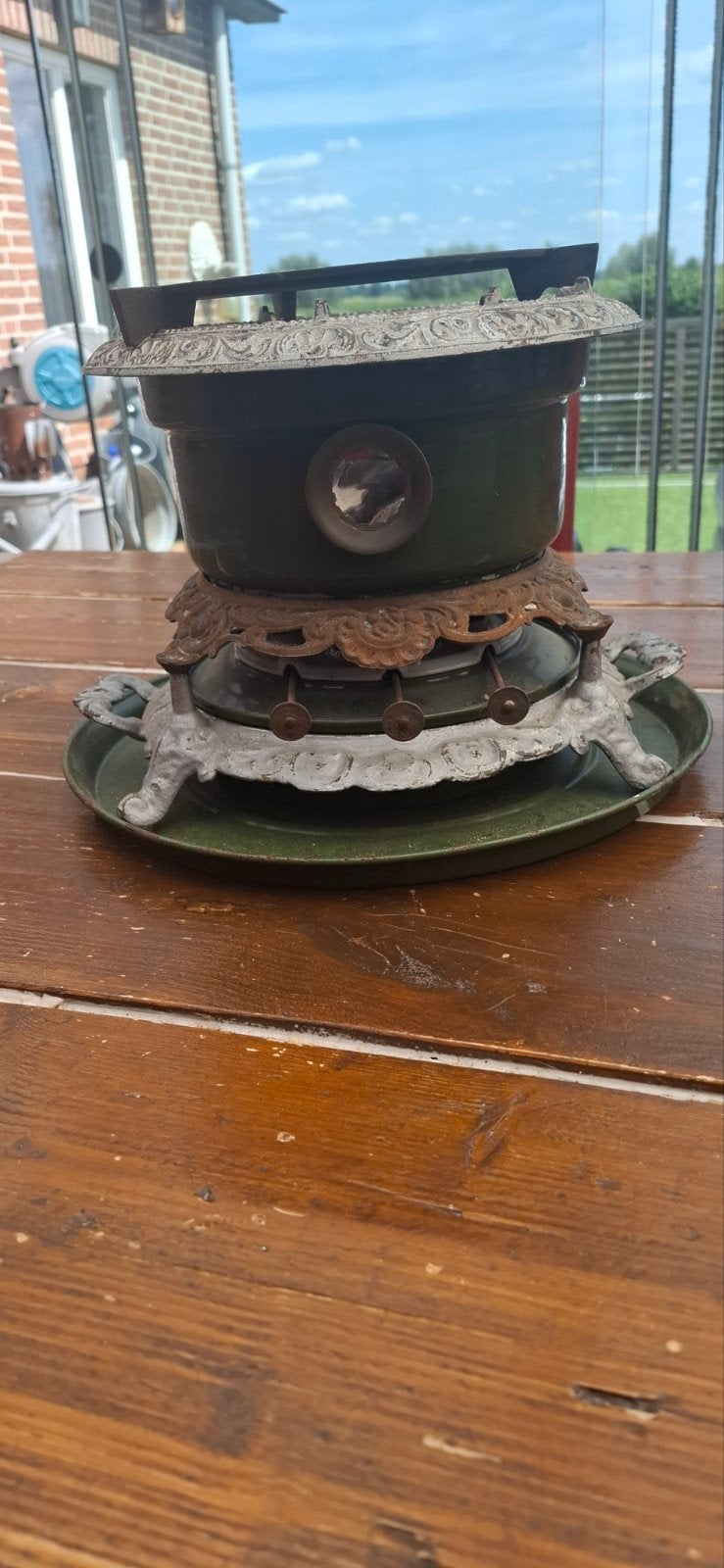 Antieke gietijzeren fondue- of rechaudset, Ophalen