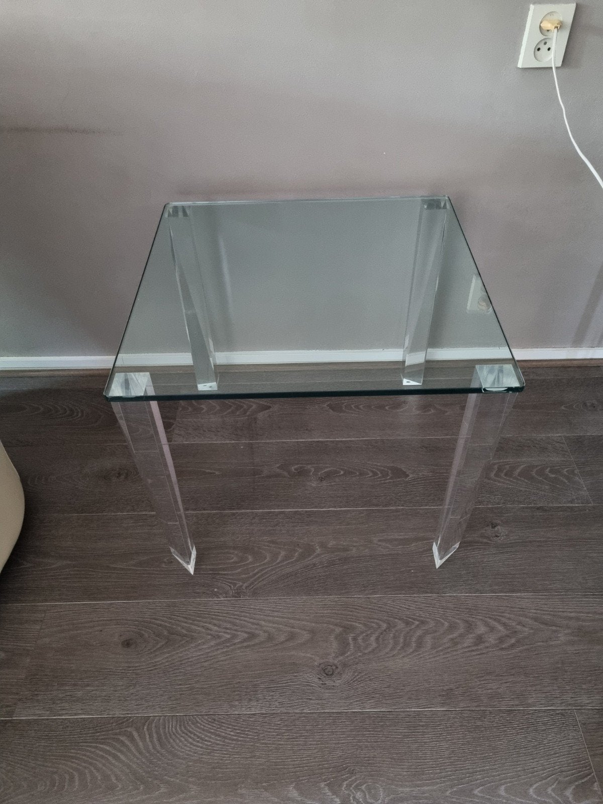 Glazen bijzettafel met kunststof poten (evt 2 beschikbaar), Huis en Inrichting, Tafels | Salontafels, 50 tot 100 cm, Vierkant