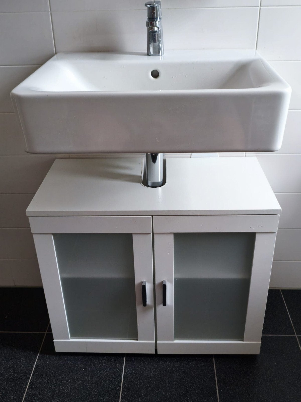 Witte badkamerkast met glazen deuren (58x68x35 cm), Ophalen, Gebruikt, Overige typen, 50 tot 100 cm
