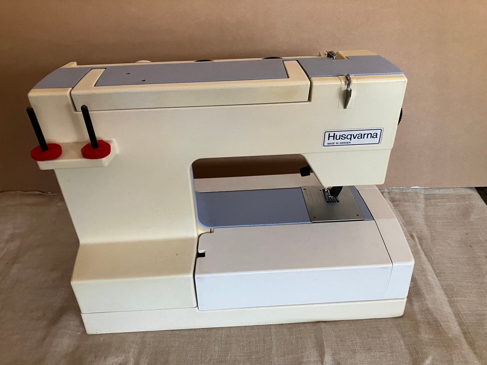 Husqvarna claudia 150 E, Hobby en Vrije tijd, Ophalen, Gebruikt, Naaimachine, Husqvarna