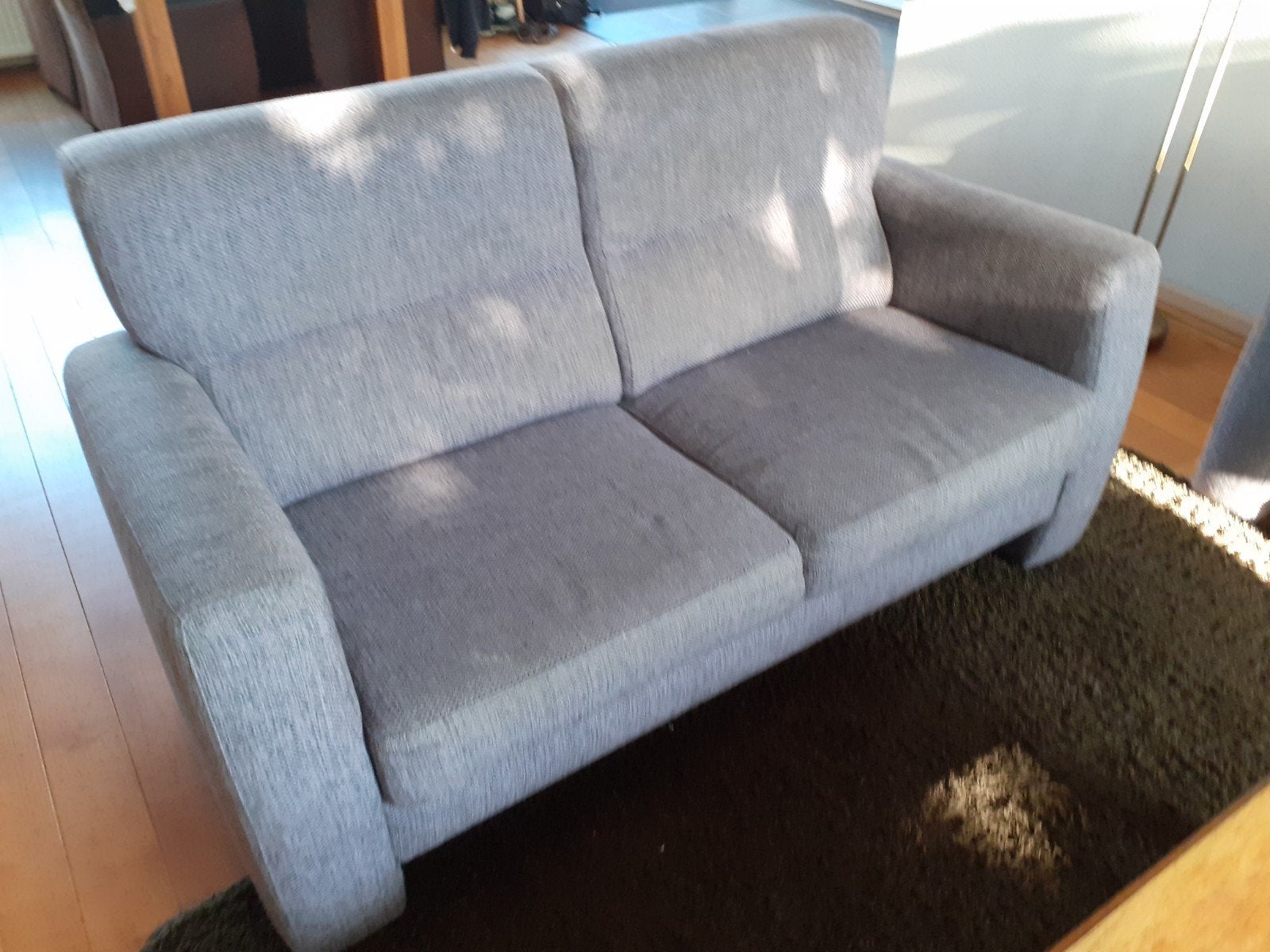 Comfortabele grijze tweezitsbank, Huis en Inrichting, Banken | Bankstellen, Gebruikt, 150 tot 200 cm, Tweepersoons, 75 tot 100 cm