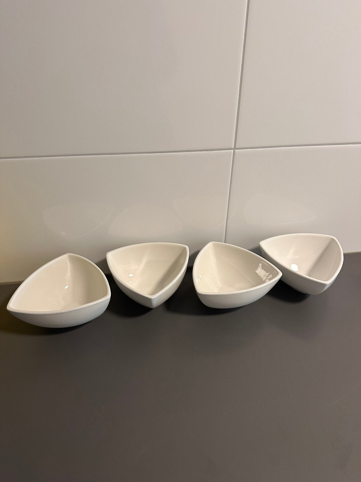4 Maxwell & Williams kommen 'White Basic Tri' – 15cm, Ophalen of Verzenden, Zo goed als nieuw, Overige merken, Kom(men)
