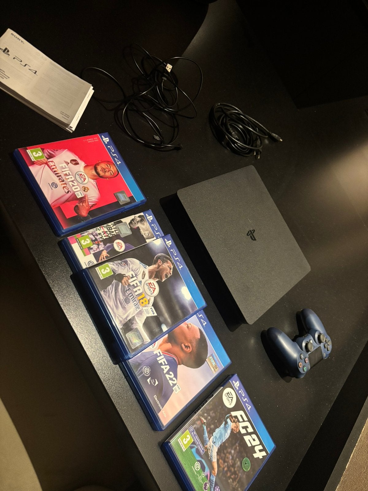Playstation 4 slim + controller + 5 spellen