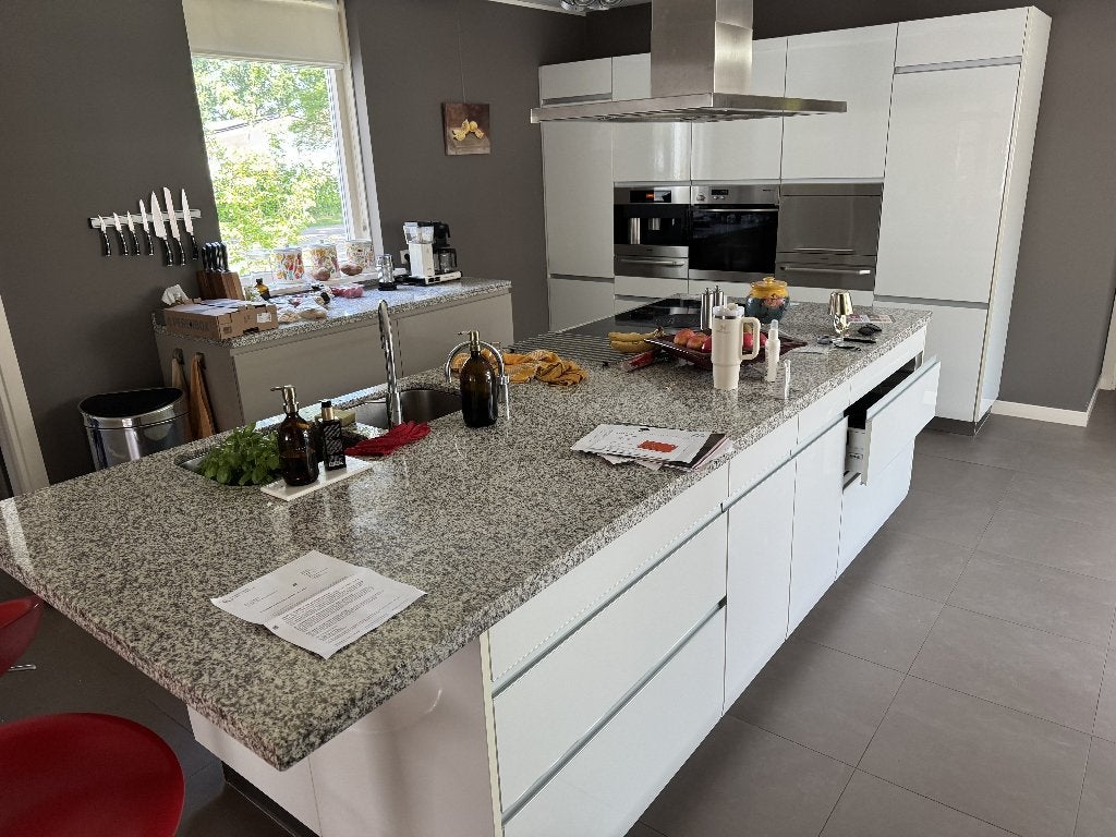 Keuken met kookeiland van Siematic met Miele apparatuur, Ophalen, Gebruikt, Wit, Composiet