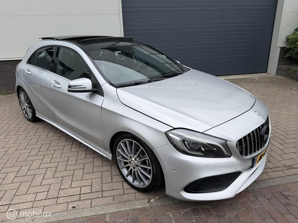 Mercedes A-klasse 180 AMG Night Edition Plus Pano, Auto's, Gebruikt, 4 cilinders, 122 pk, 19 km/l