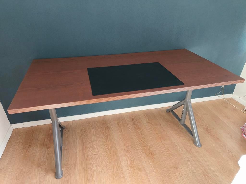 Mooi en nog zo goed als nieuw ikea zit-sta bureau, Ophalen, Zo goed als nieuw