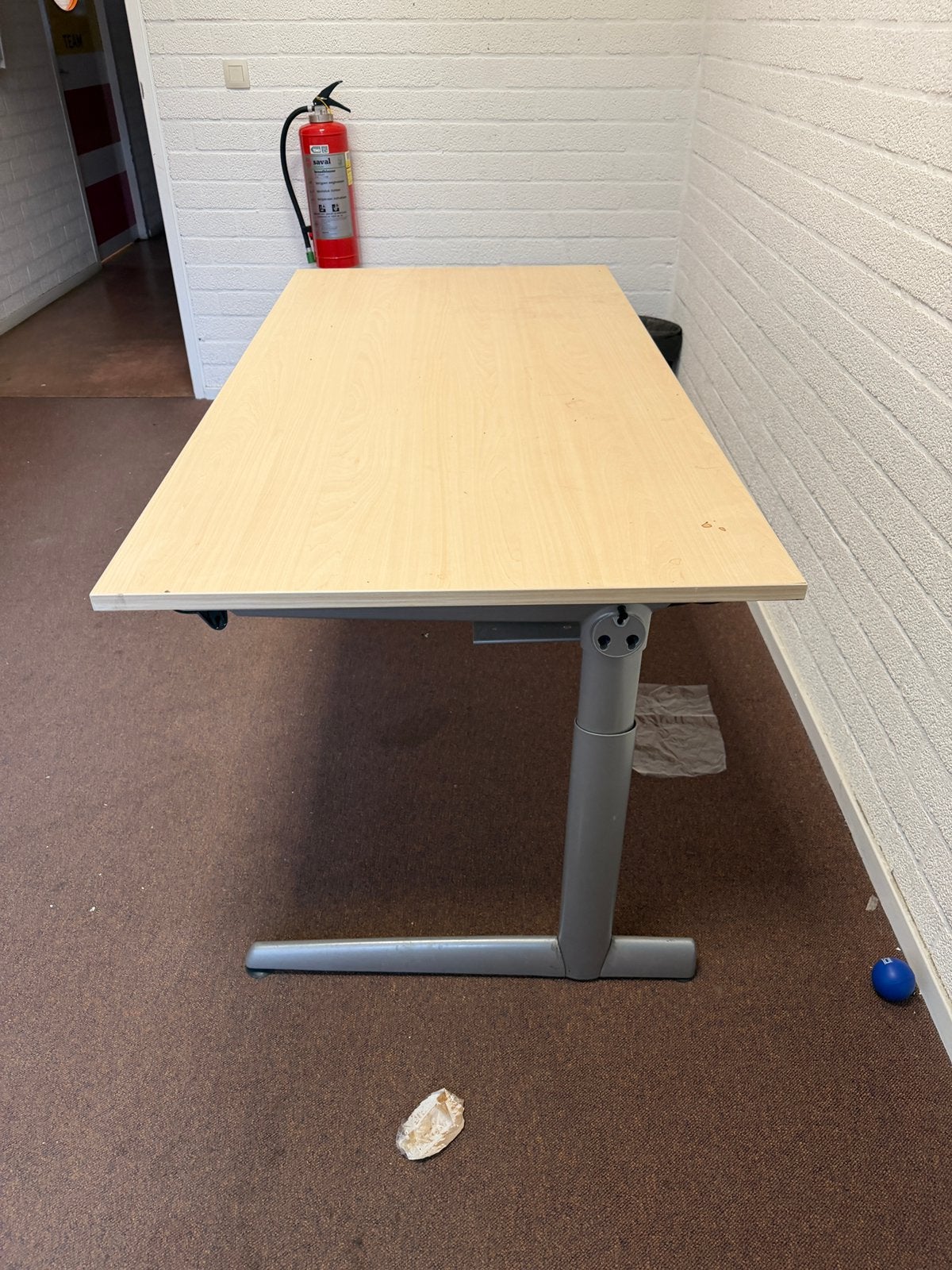 Ahrend bureaus, 160 cm, Gebruikt, Hout, In hoogte verstelbaar