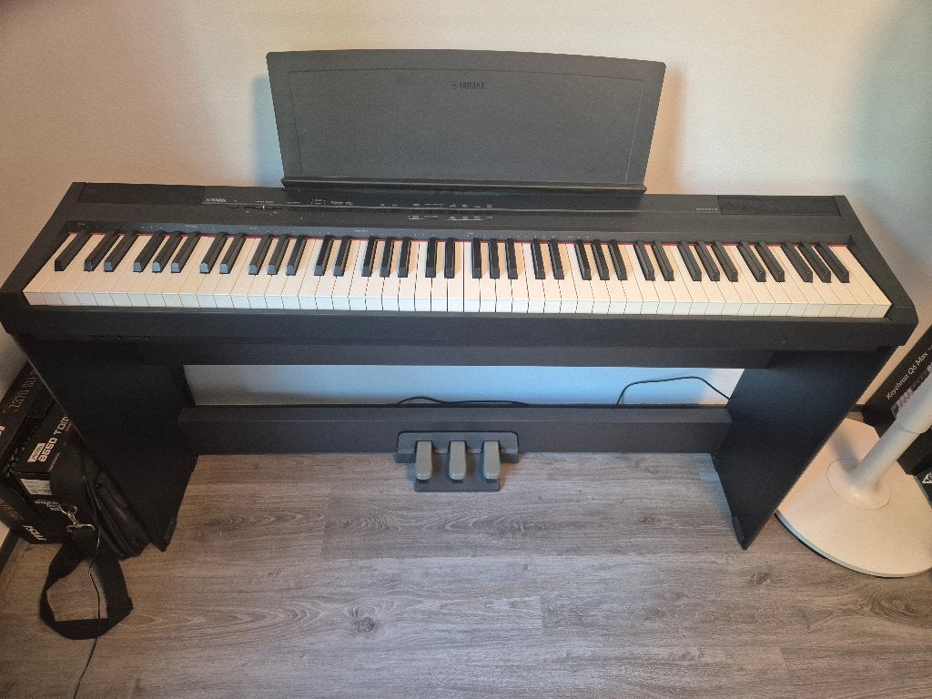 Yamaha P-105 Digitale Piano – Complete Set met Ombouw, Muziek en Instrumenten, Ophalen, Zwart, Digitaal, Zo goed als nieuw