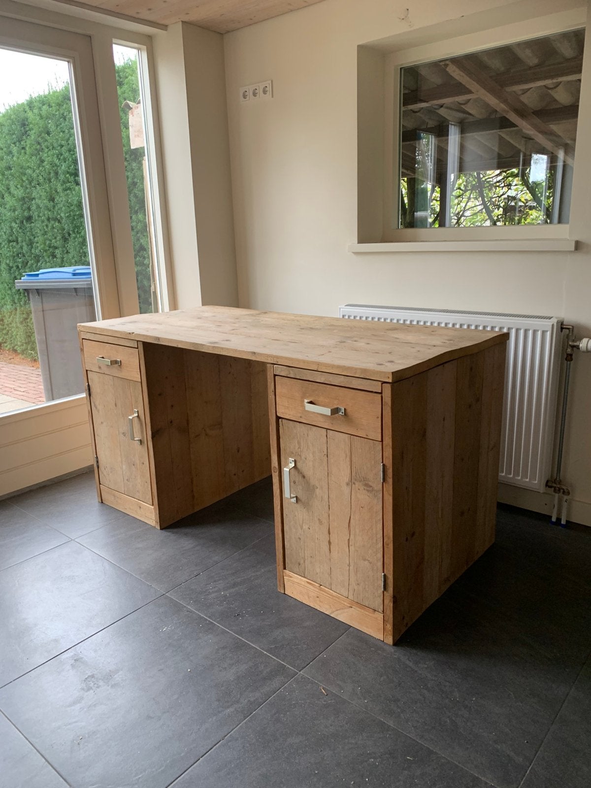 Steiger houten bureau (130 bij 77) (event. met gratis bed), Huis en Inrichting, Ophalen, Met lades, Zo goed als nieuw