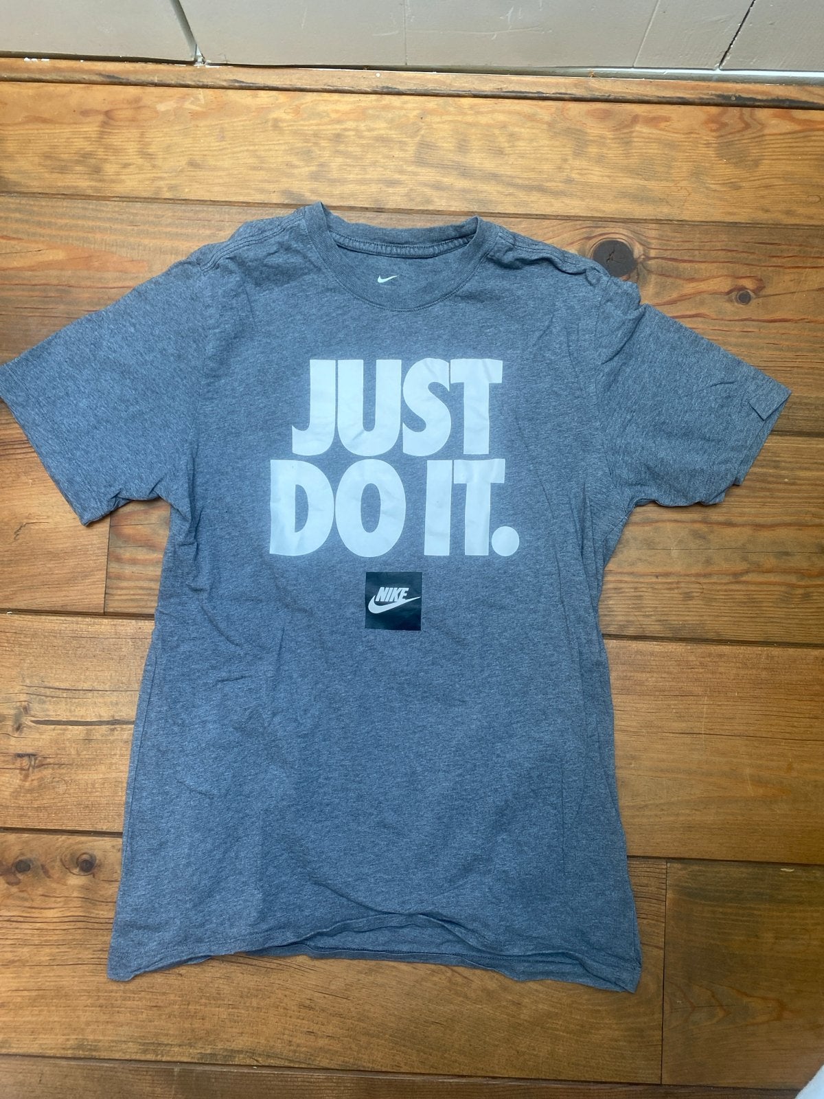 Nike 'Just Do It' T-shirt - Grijs, Ophalen of Verzenden, Gedragen, Maat 48/50 (M), Grijs