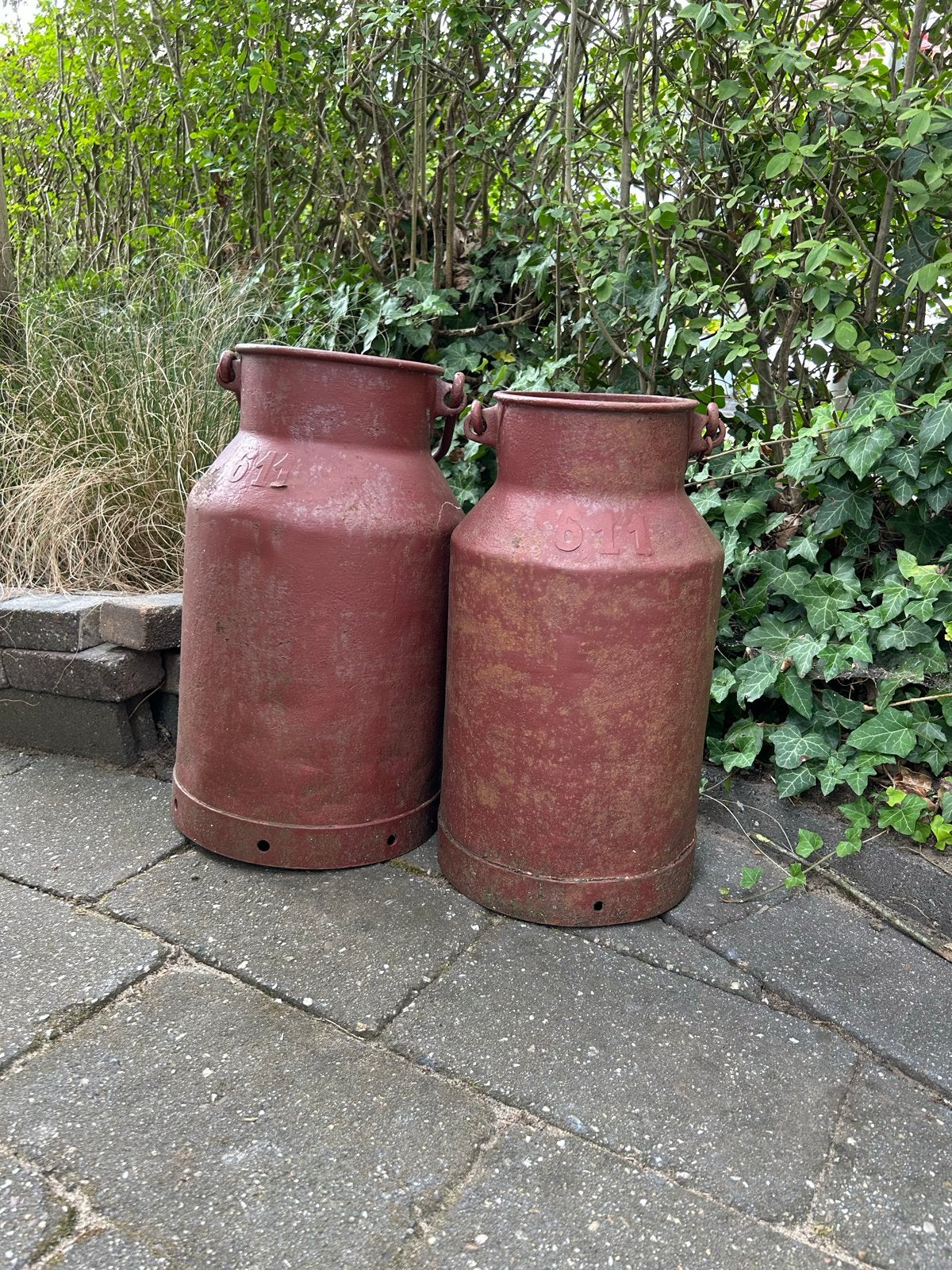 Twee oude rode vintage melkbussen met hengsel, twee maten, Antiek en Kunst, Ophalen