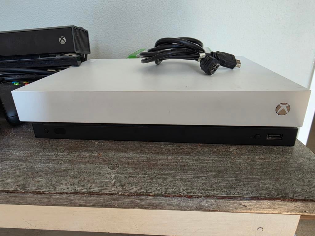 Xbox One X met Kinect, 2 controlers, Spelcomputers en Games, 1 speler, Zo goed als nieuw, Eén computer, Vanaf 16 jaar