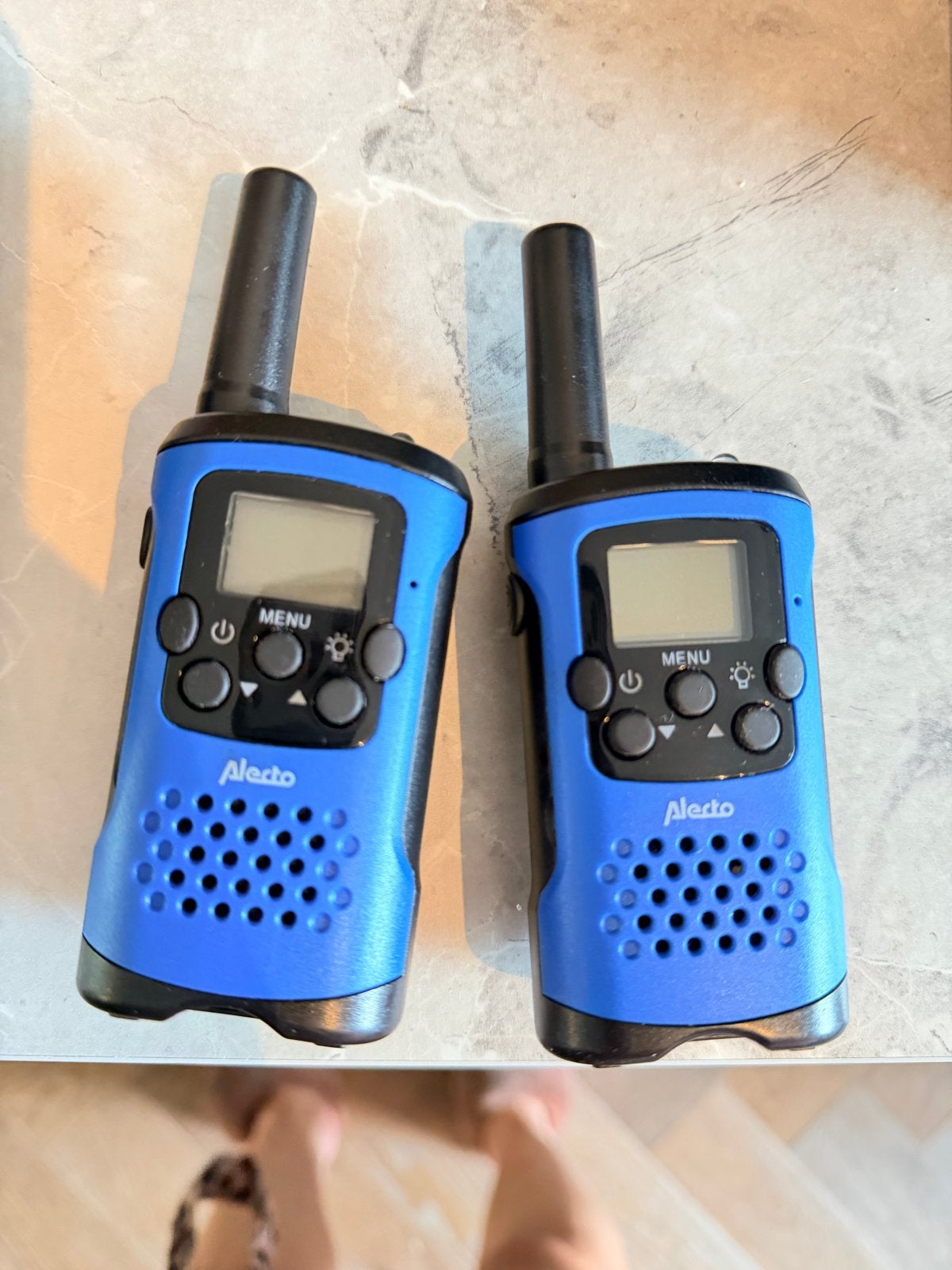 Alecto Walkie Talkies met laadstation (1 laadpunt defect), Ophalen of Verzenden, Gebruikt, Portofoon of Walkie-talkie