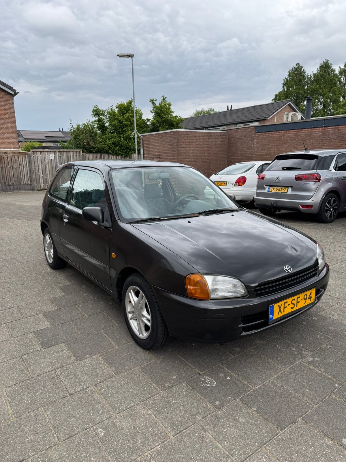 Toyota Starlet 1.3 16V 1998 Zwart, Auto's, 15 km/l, 74 pk, 4 cilinders, Starlet