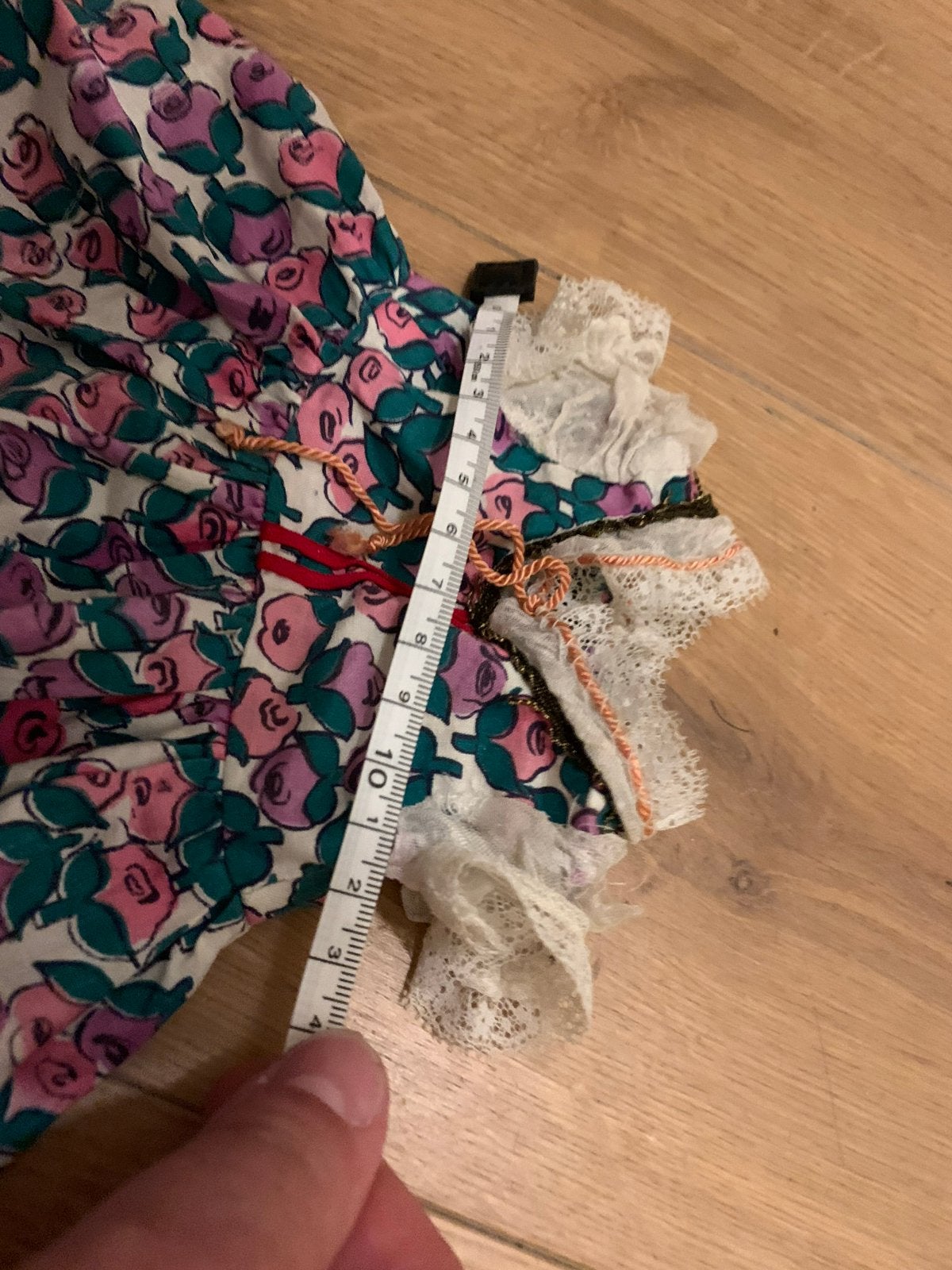 Vintage poppenjurk met bloemenprint en kant, Kinderen en Baby's, Speelgoed | Poppen, Ophalen of Verzenden, Gebruikt, Overige typen