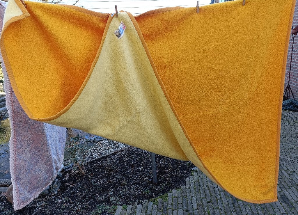 DIDAS vintage dralon 2-kleurig geel deken 1.50 x 1.85 m, Huis en Inrichting, Slaapkamer | Beddengoed, Gebruikt, Geel, Tweepersoons
