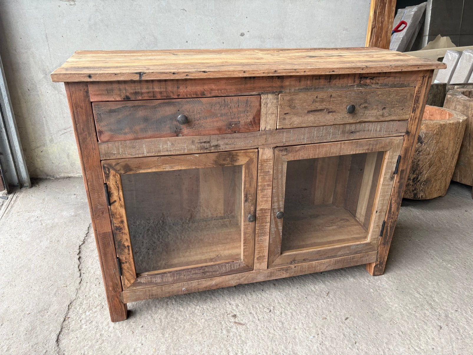 Stoere kast met glazen deuren - oud Truckwood, Huis en Inrichting, Ophalen, 100 tot 150 cm, Teakhout, Nvt