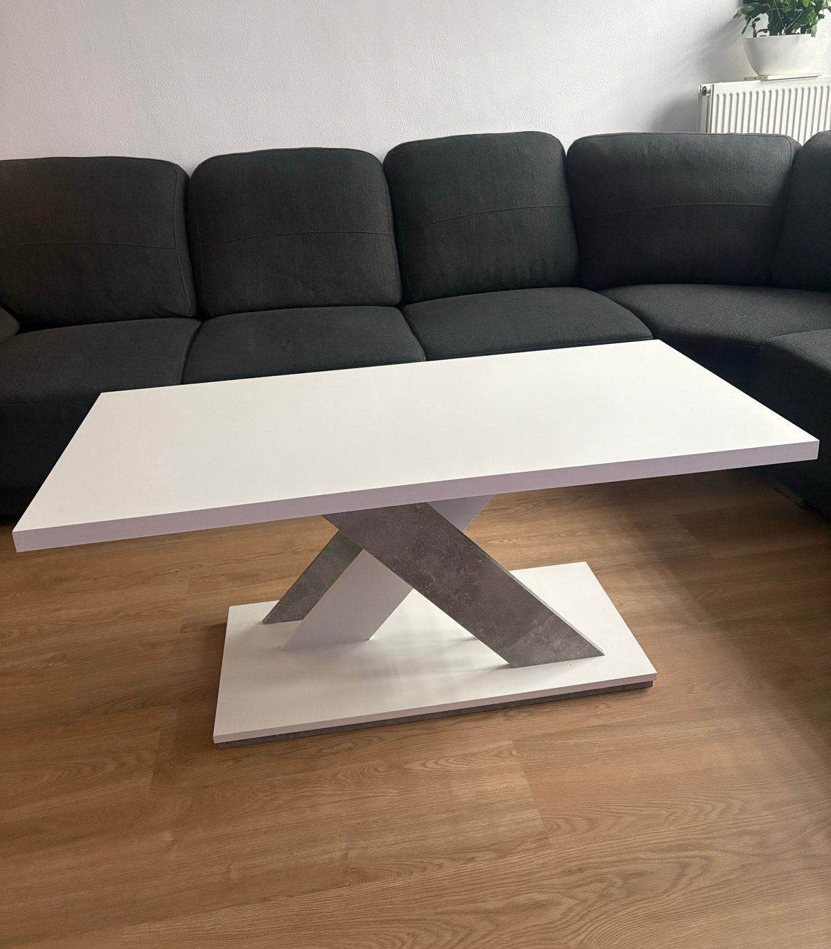 Moderne tafel wit met grijs onderstel, Ophalen, 50 – 75, 100 tot 150 cm, 50 tot 100 cm