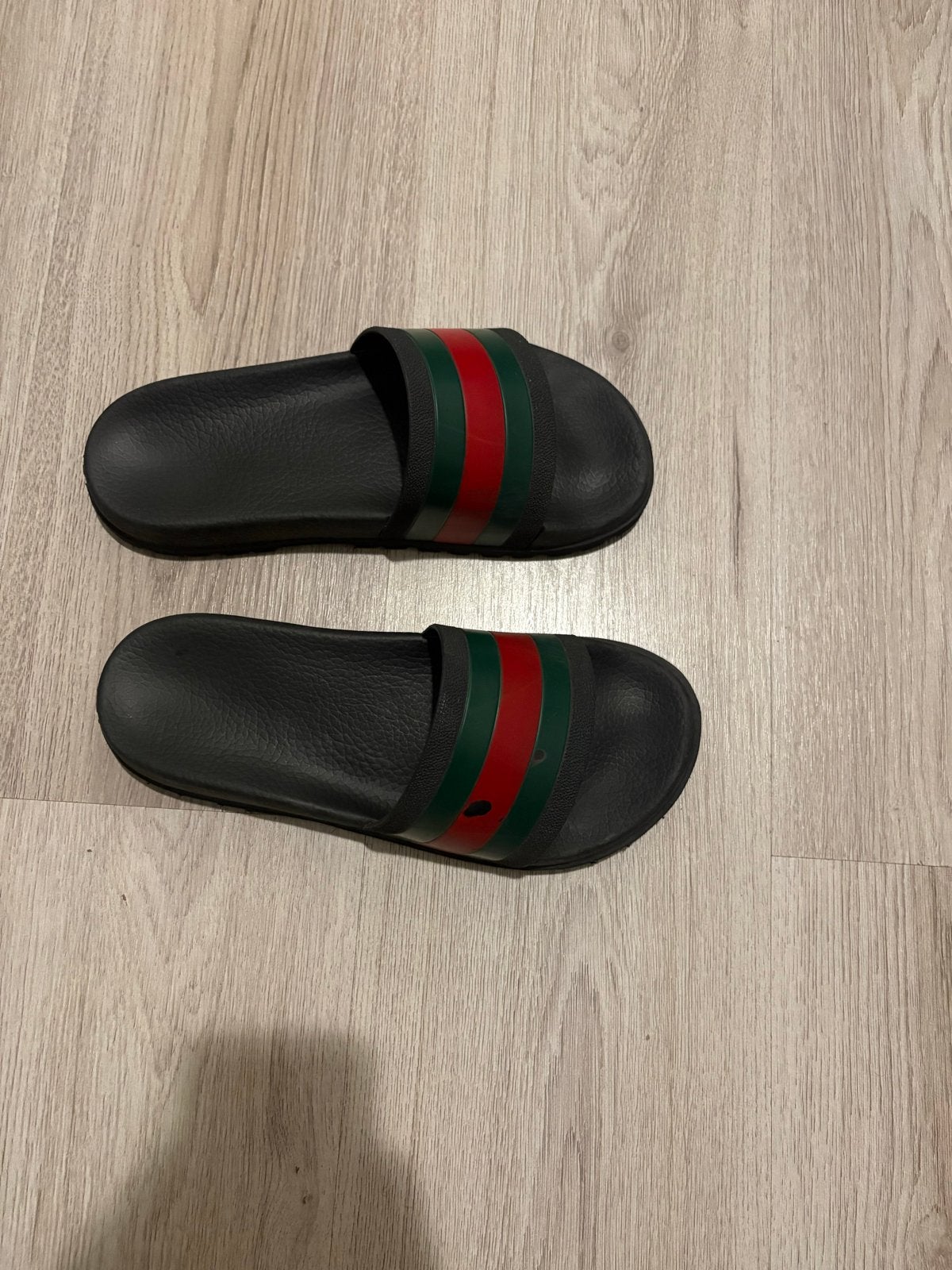 Gucci slippers en pet, Kleding | Dames, Schoenen, Ophalen of Verzenden, Gedragen, Zwart, Slippers