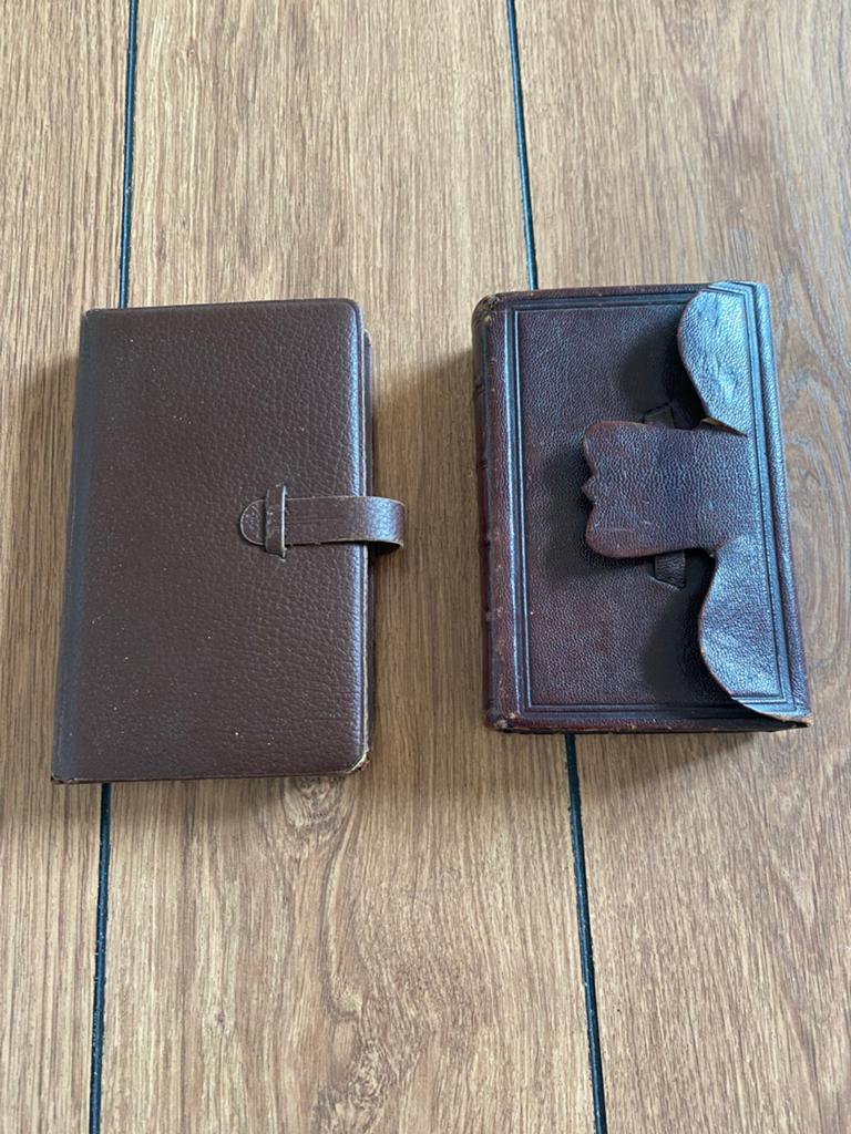 Antiek lederen bijbel en psalmenboekje met sluiting, Antiek en Kunst, Antiek | Boeken en Bijbels, Ophalen of Verzenden