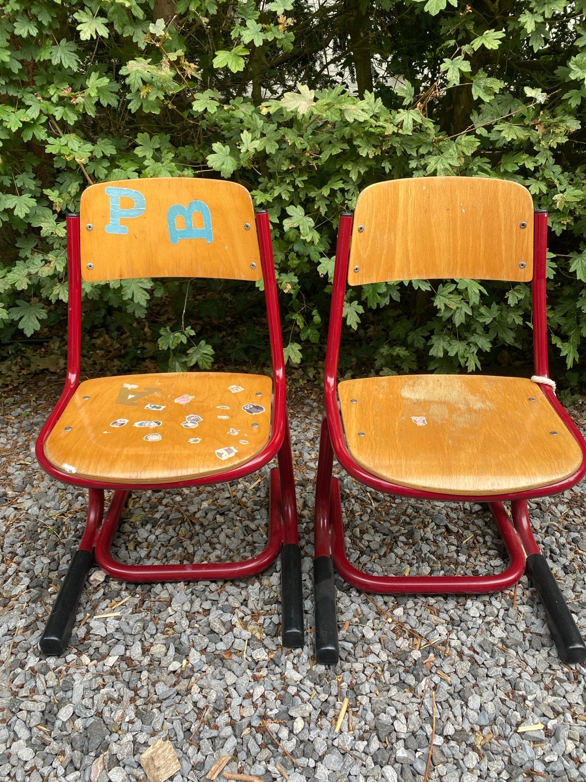 Vintage schoolstoelen (2 stuks) - Rood metaal en hout, Antiek en Kunst, Ophalen