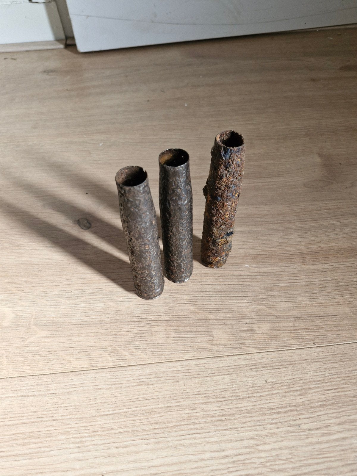 3 roestige hulzen - bodemvondsten, Ophalen of Verzenden, Overige soorten, Overige gebieden, Hulzen of Bodemvondsten